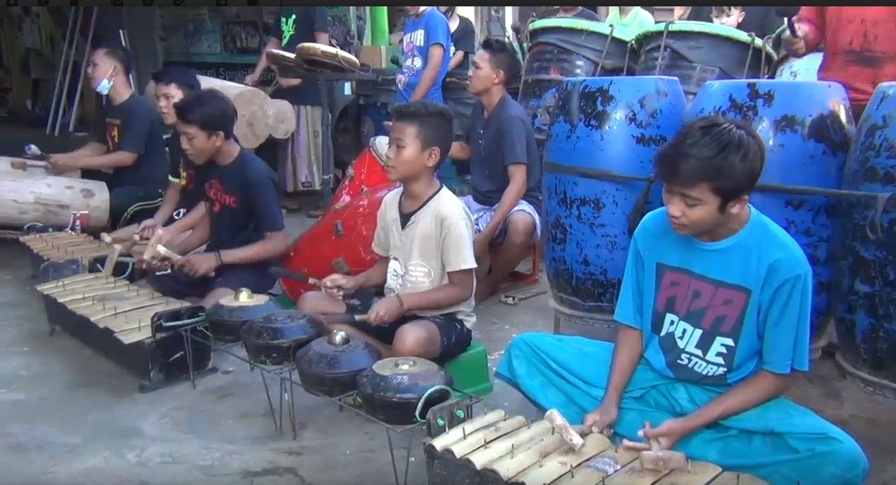 Belasan remaja di Sumenep menunggu buka puasa sambil memainkan musik tong-tong. (metrotv)