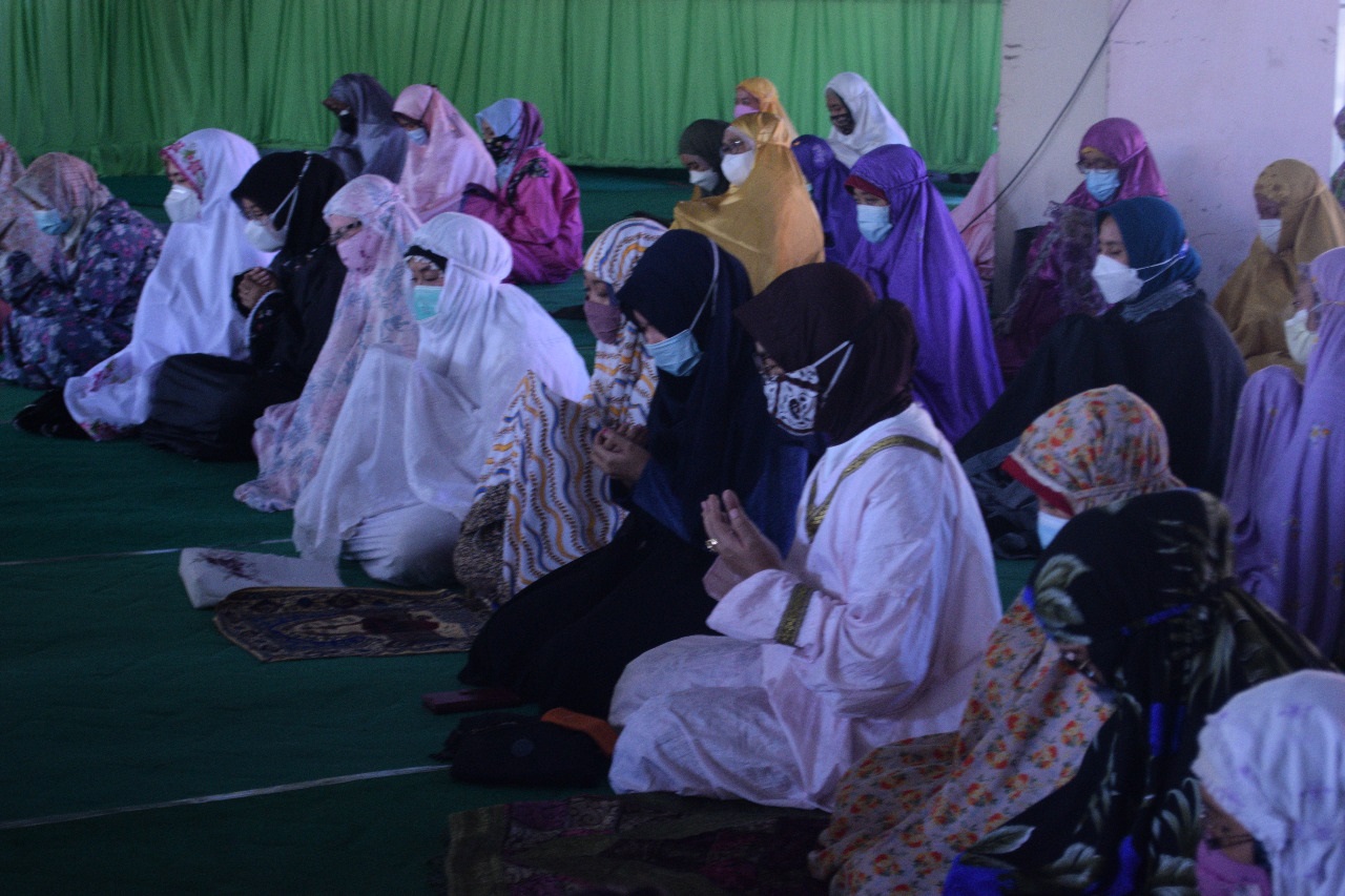 Berda Asmara bersama keluarga besar Unusa menggelar salat gaib bagi almarhum  Serda Mes Guntur Ari Prasetyo, awak kapal KRI Nanggala 402 (Foto / Metro TV)