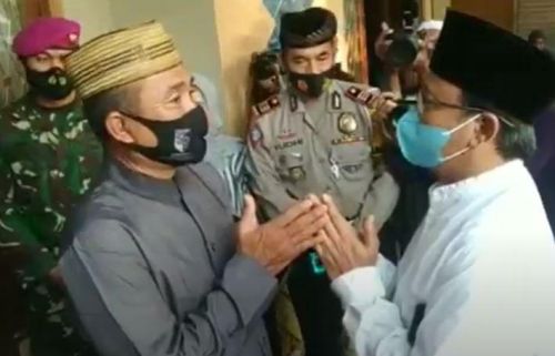 Bupati Pasuruan, Irsyad Yusuf saat takziyah ke rumah duka (Foto / Metro TV)