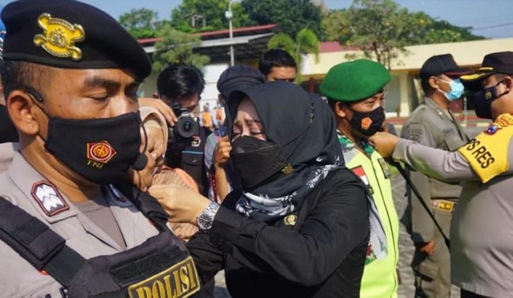 Bupati Mojokerto Ikhfina Fahmawati dan Kapolres AKBP Donny Aleksander menyematkan pita ke petugas yang akan disiagakan di jalur mudik Lebaran 2021 (Foto / Metro TV)