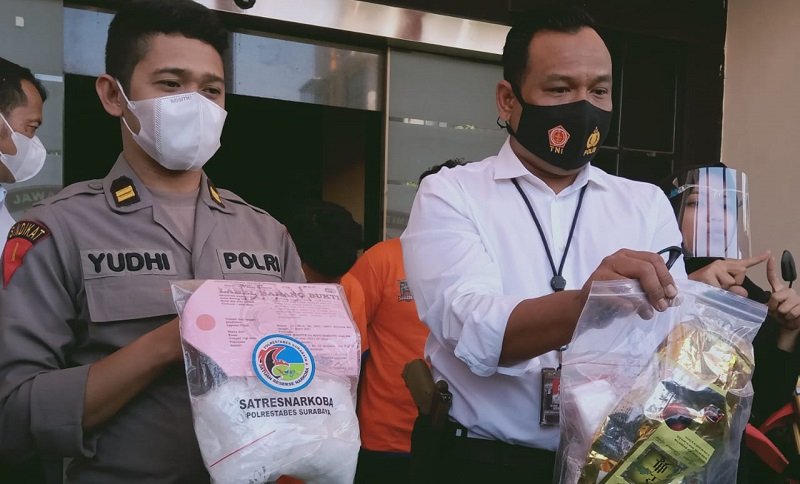 Kasat Resnarkoba Polrestabes Surabaya AKBP Memo Ardian bersama Katimsus  Iptu Yudhi Triananta Syaeful Mamma menunjukkan barang bukti narkoba yang berhasil diamankan (Foto / Metro TV)