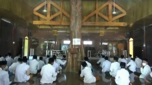 Sejumlah  santri sedang beribadah di Masjid An-nur Nuril Miftahussofyan di Dusun Gomang, Desa Lajulor, Kecamatan Singgahan, Tuban, (Foto / Istimewa)