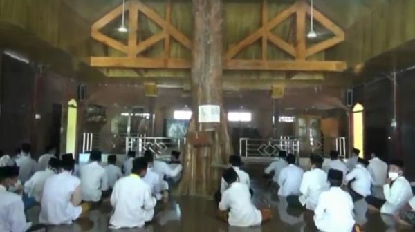 Unik, Masjid di Tuban Ini Hanya Berdiri dengan Satu Tiang Utama