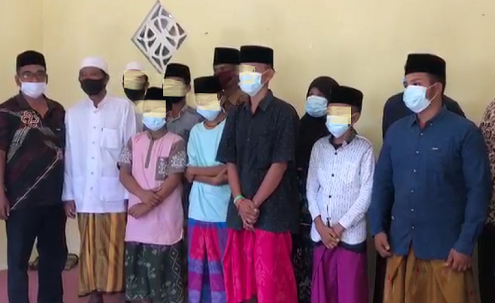 Lima remaja di Sampang diamankan usai aksi mereka melakukan gerakan salat freestyle viral di medsos (Foto / Metro TV)