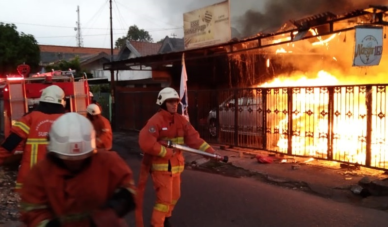 Petugas PMK saat memadamkan api yang membakar kafe di Jalan Ketintang, Surabaya (Foto / Istimewa)