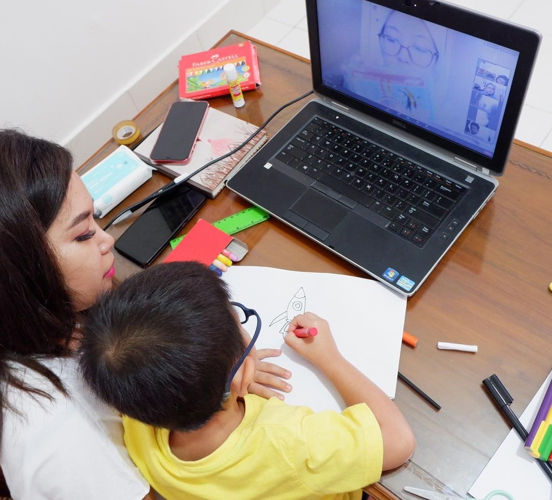 Salah satu pelajar PAUD saat mengikuti pembelajaran dari guru Sekolah Murid Merdeka (SMM) dengan daring (Foto / Clicks.id)