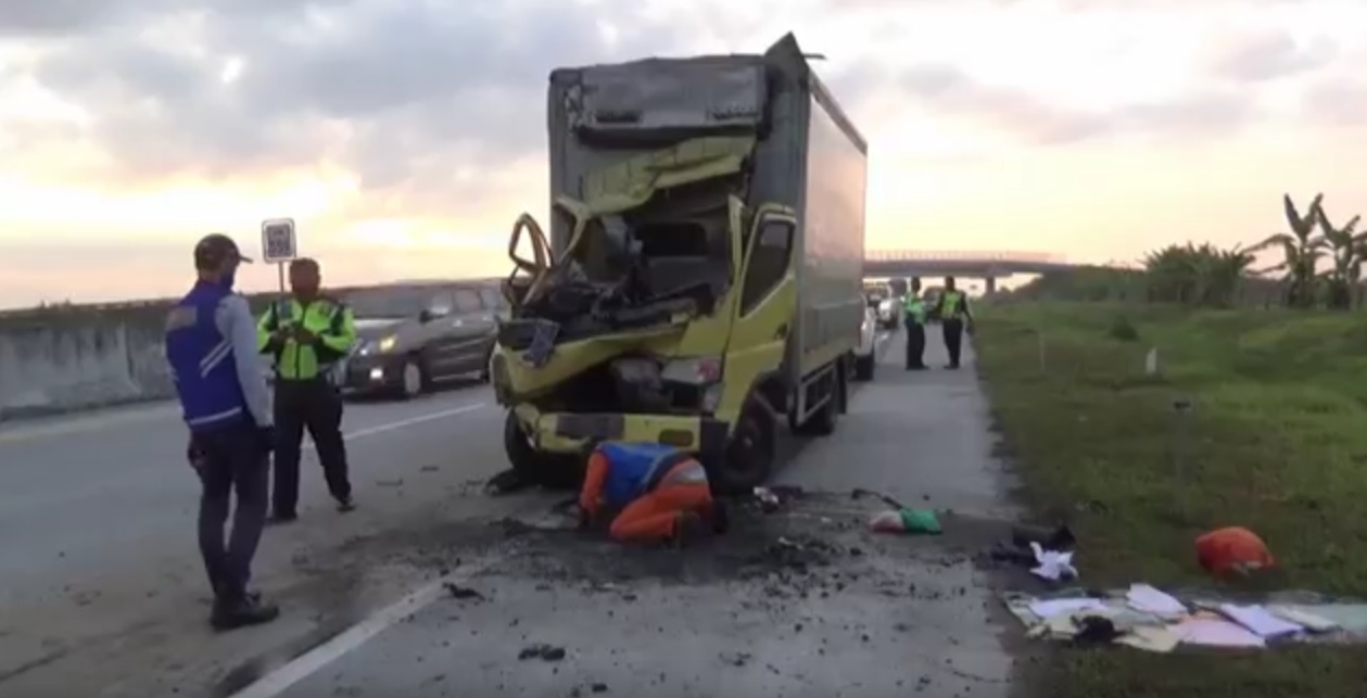 Mobil Pengangkut Ayam Tabrak Truk di Tol Ngawi, 2 Tewas