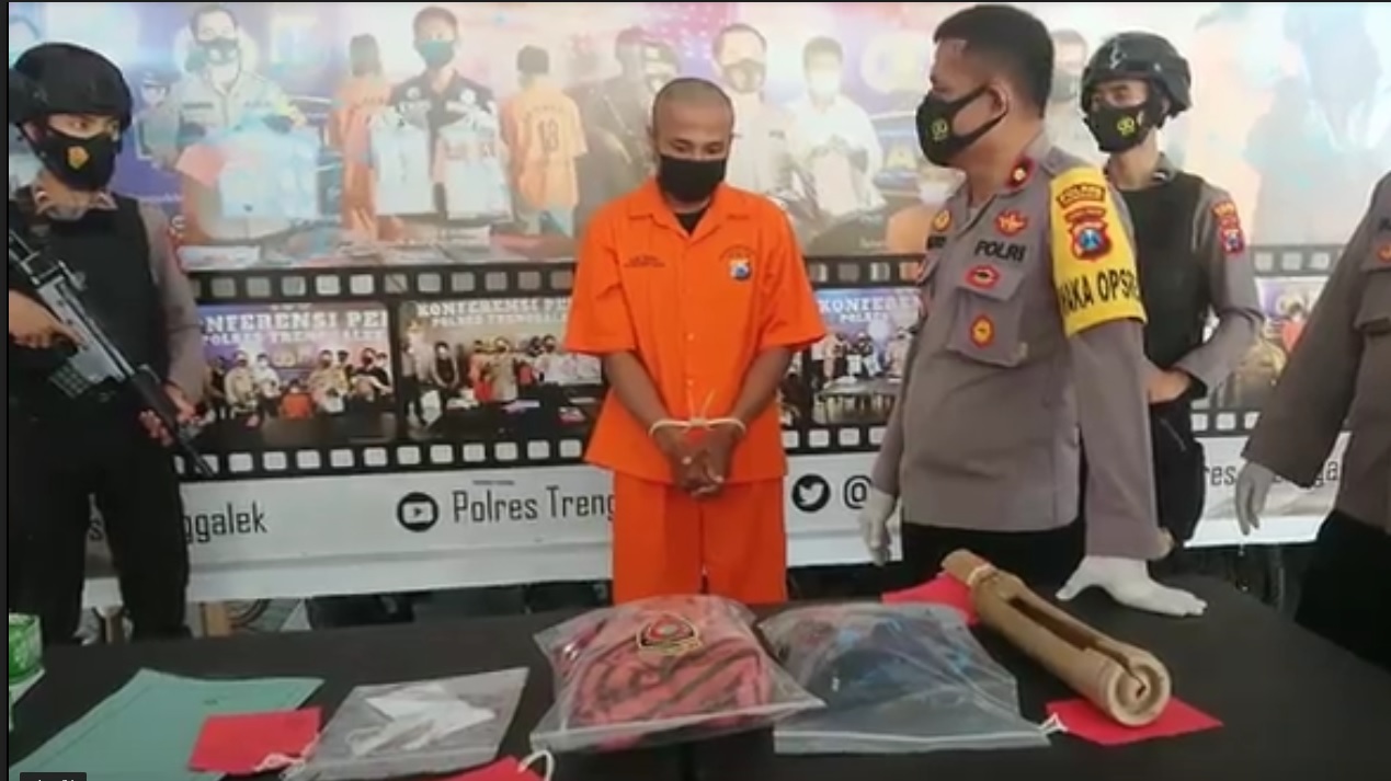 Tersangaka penganiayaan saat ronda sahur diringkus Polres Trenggalek. (metrotv)