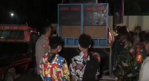 Petugas menyita peralatan sound system yang dipakai patrol sahur. (metrotv)
