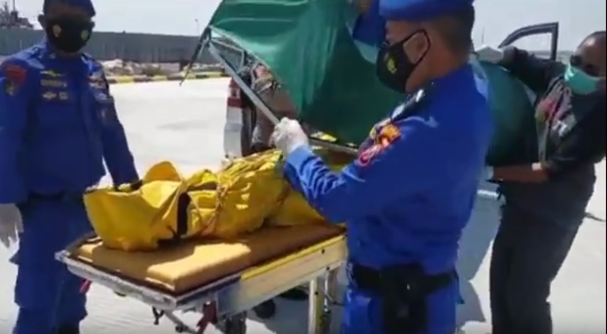 Petugas mengvakuasi jasad nelayan yang terapung di laut. (metrotv)