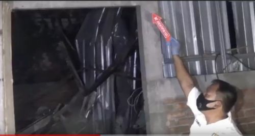 Petugas melakukan olah TKP di lokasi ledakan petasan. (metrotv)