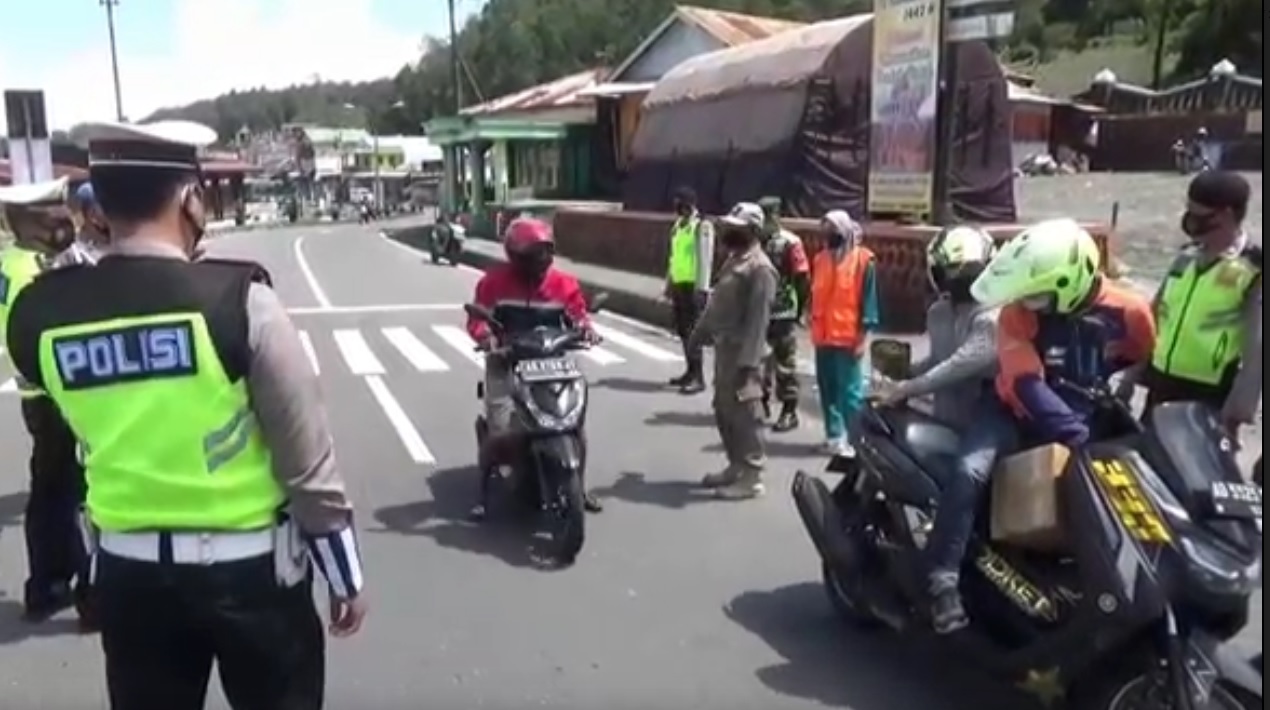 Petugas melakukan pemeriksaan surat bebas covid-19 kepada pengguna jalan yang melintas di jalur alternatif  Jatim-Jateng. (metrotv)