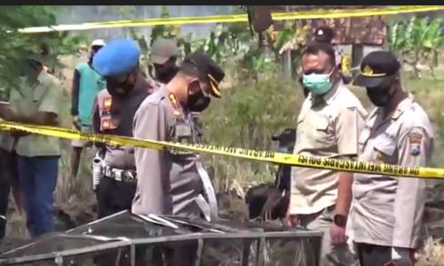  Kapolres Ponorogo, AKBP Moch. Nur Aziz turun langsung melakukan olah TKP di lokasi ledakan petasan. (metroTV)