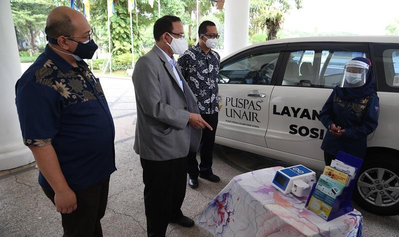 Serah terima  mobil layanan sosial yang dilengkapi dengan GeNose di Unair Surabaya (Foto / Metro TV)