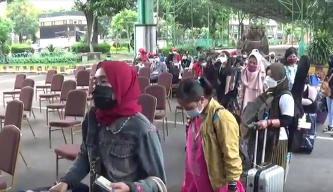 Ratusan pekerja migran tiba di Asrama Haji Sukolilo Surabaya untuk menjalani karantina. (metrotv)