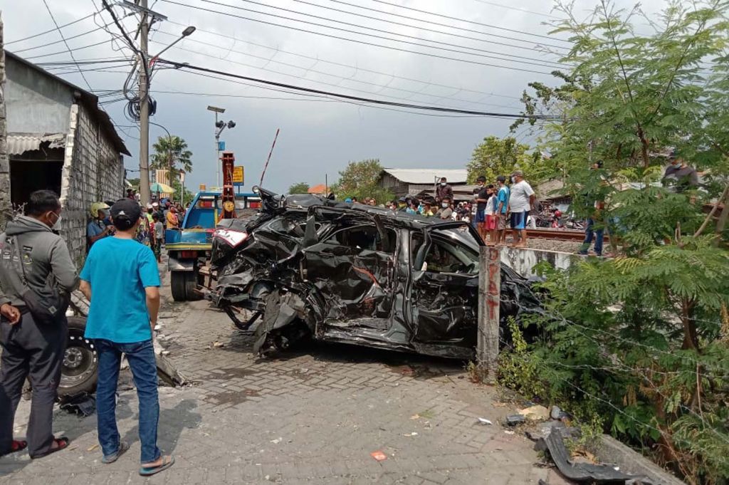 Terobos Lintasan Kereta Api, Mobil Hancur Ditabrak Komuter
