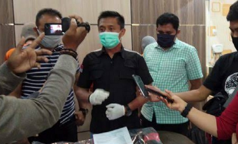  Kasat Reskrim Polresta Mojokerto Iptu Hari Siswanto saat menjelaskan modus penipuan yang dilakukan tersangka Slamet (Foto / Metro TV)