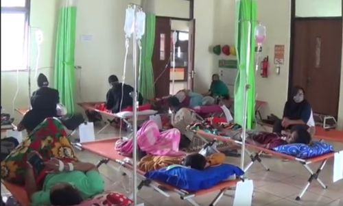 Korban keracunan massal mendapatkan perawatan intensif. (metrotv)