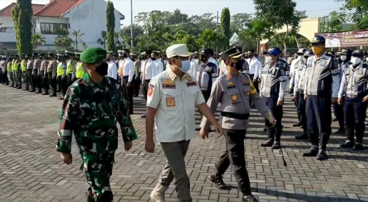  Wali Kota Pasuruan, Saifullah Yusuf  saat memimpin apel kesiapan pengamanan larangan mudik. (metrotv)