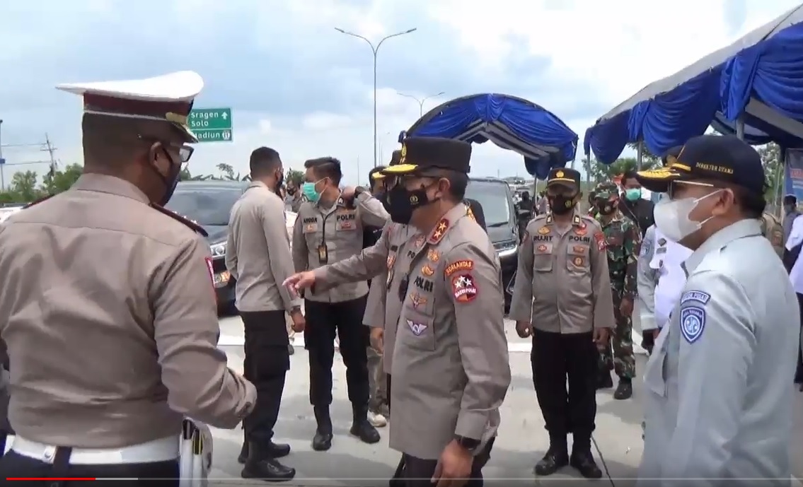 Kakorlantas Polri, Irjen Pol Istiono melakukan peninjauan langsung di check point exit tol Ngawi . (metrotv)