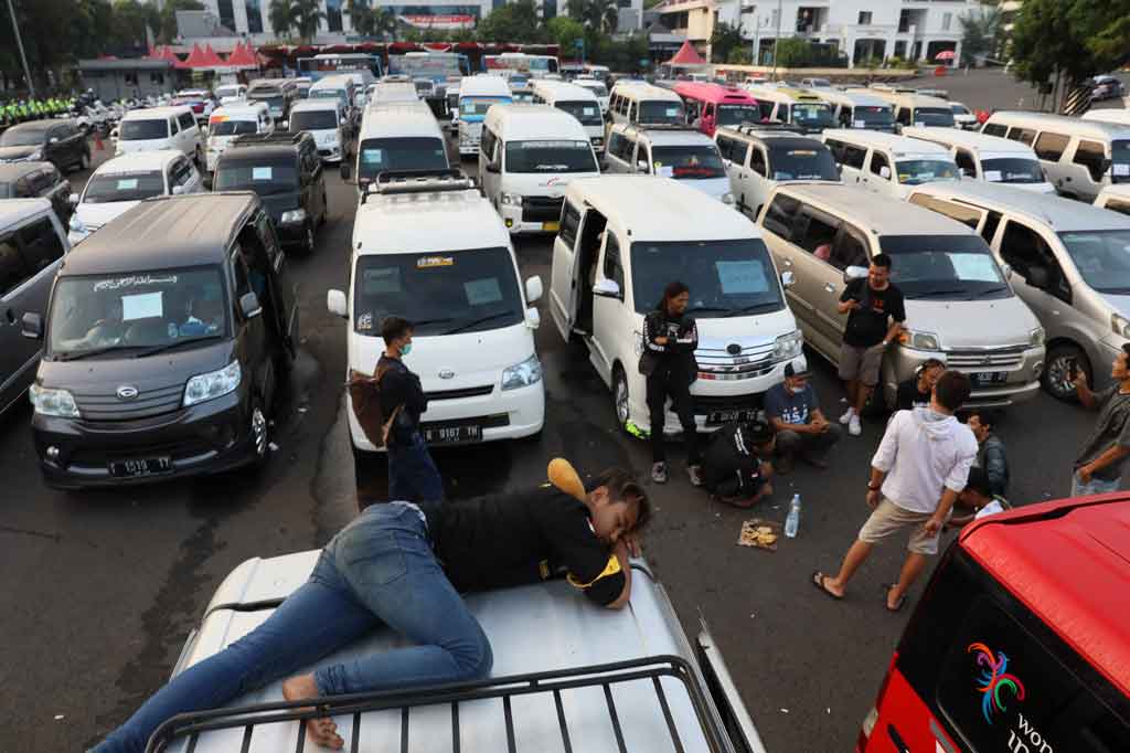 Ratusan mobil travel diamankan Direktorat Lalu Lintas Polda Metro Jaya. (mediaindonesia)