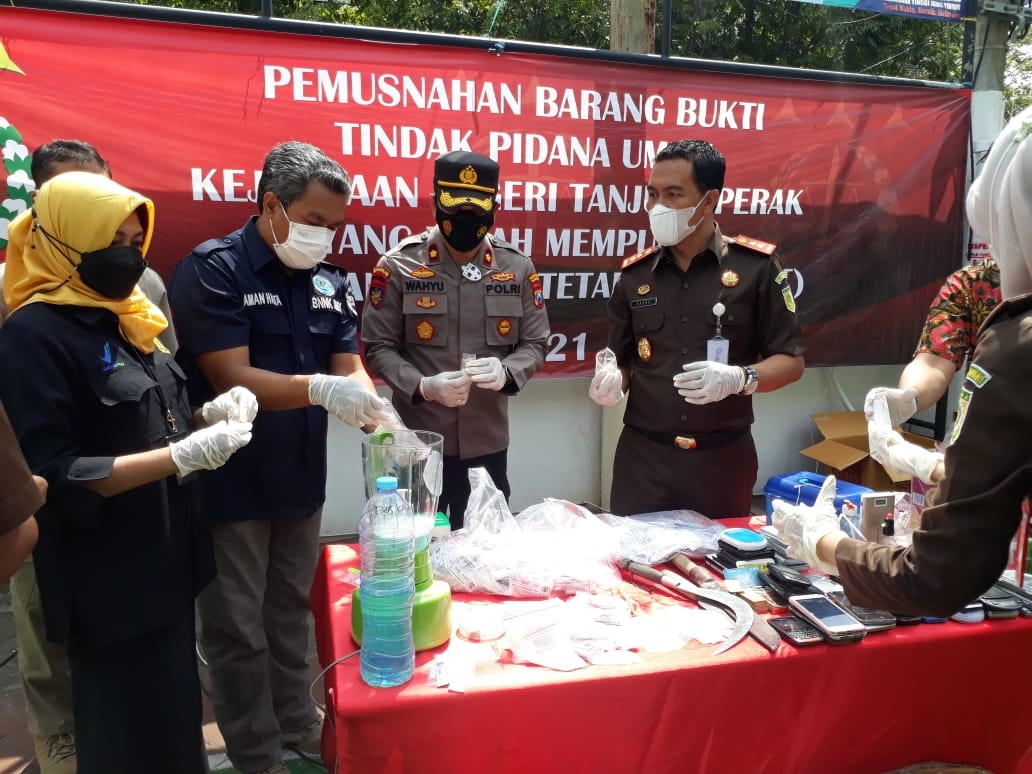 Suasana pemusnahan barang bukti di Halaman Kantor Kejari Tanjung Perak Surabaya. (hum)