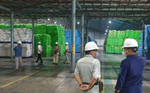 Timbunan puluhan ribu gula ditemukan di gudang PT Kebun Tebu Mas (KTM), Lamongan disidak polisi (Foto / Metro TV)