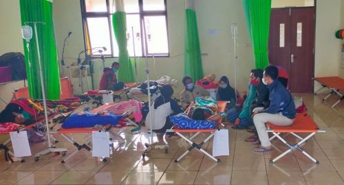 Sejumlah korban keracunan masih menjalani perawatan di Puskesmas Plaosan (Foto / Metro TV)