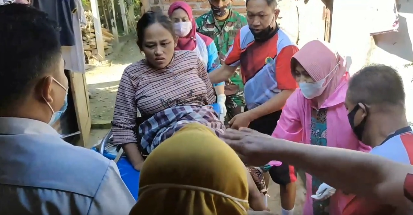 Anggota TNI dari Koramil Gandusari membantu ibu melahirkan (Foto / Metro TV)