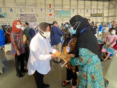 Menteri Sosial (Mensos), Tri Rismaharini saat memberikan santunan kepada keluarga prajurit korban KRI Nanggala 402 (Foto/ Metro TV)
