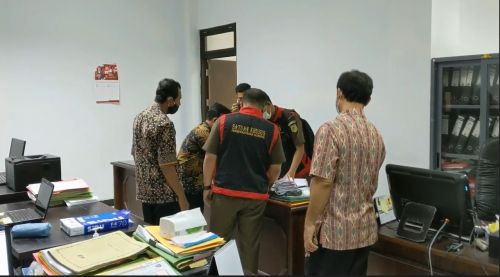 Penyidik Kejari Madiun saat menggeledah kantor Bapenda Kabupaten Madiun terkait dugaan korupsi Pajak Bumi dan Bangunan Perkotaan Perdesaan (PBB P2) (Foto / Metro TV)