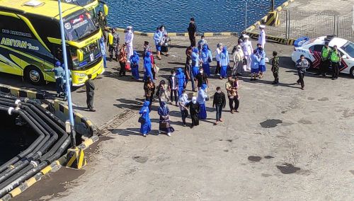 Keluarga prajurit gugur tragedi KRI Nanggala 402 mulai berdatangan untuk melakukan proses tabur bunga (Foto / Metro TV)