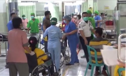 Petugas rumah sakit kewalahan saat puluhan karyawan pabrik sepatu di Jombang ini berdatangan karena keracunan (Foto / Metro TV)