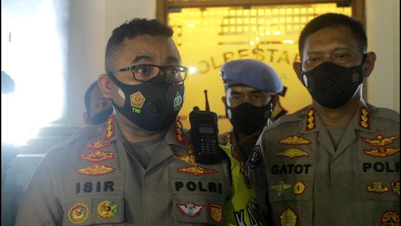 Kapolrestabes Surabaya, Kombes Pol Jhonny Edison Isir saat memberikan keterangan terkait anggotanya yang terlibat narkoba (Foto / Metro TV)