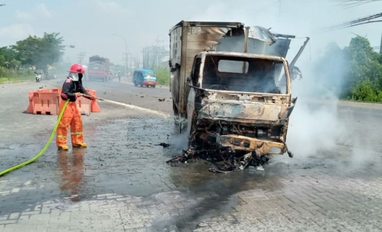 Tabrakan Hebat di Gresik, Pengendara Motor Tewas dan Mobil Boks Terbakar