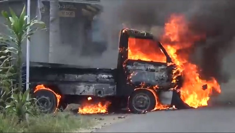 Mobil pikap terbakar usai terkena percikan las (Foto / Metro TV)