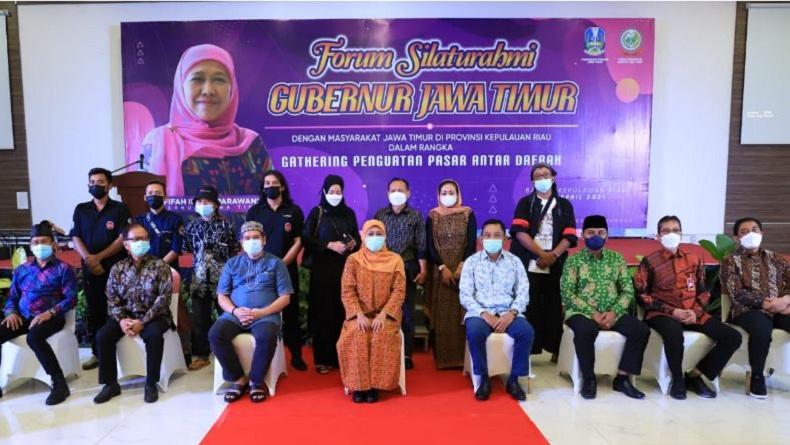 Gubernur Jawa Timur, Khofifah Indar Parawansa saat bertemu dengan masyarakat Jatim yang merantau dan tinggal di Provinsi Kepulauan Riau (Kepri) (Foto / Istimewa)