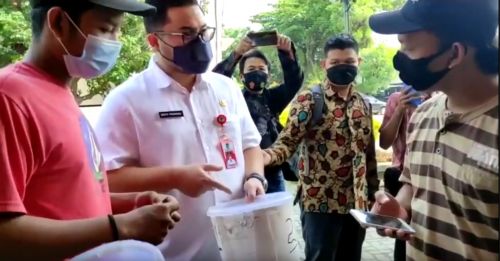 Bupati Kediri Hanindhito Himawan Pramana saat memarahi dua petugas parkir liar (Foto / Metro TV)
