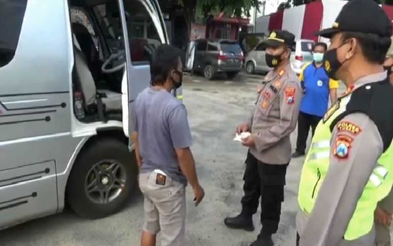 Petugas memeriksa sopir minibus yang melintas di pos penyekatan di Tuban (Foto / Metro TV)