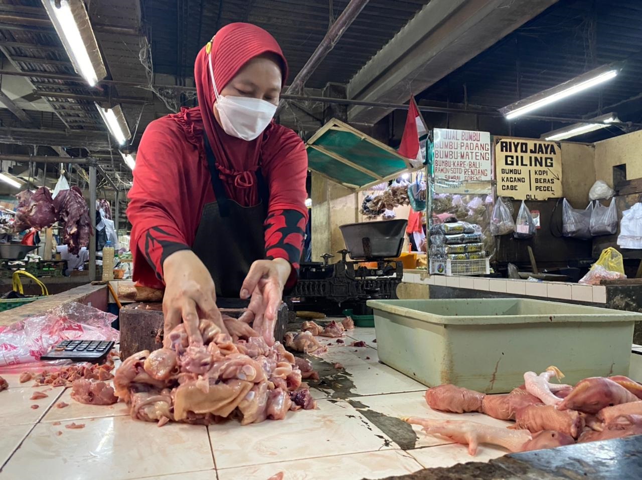 Aktivitas pedagang di Pasar Wonokromo Surabaya. (foto/reno)