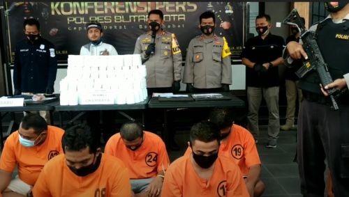 Kapolres Blitar Kota, AKBP  Yudhi Hery Setiawan membeber barang bukti dan tersangka kasus peredaran narkoba. (metrotv)