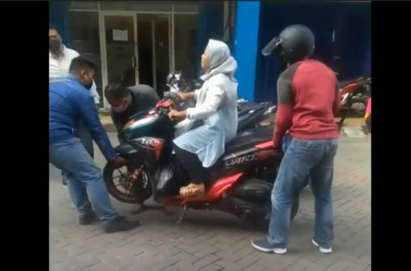 Belanja Baju Lebaran, Motor Dirampas Debt Colletor