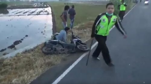Sejumlah pebalap liar terjatuh saat mencoba lari dari kejaran polisi. (metrotv)