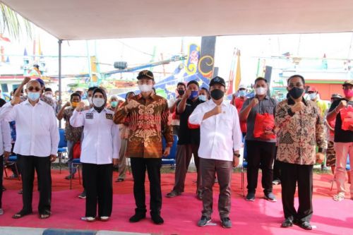  Menteri Kelautan dan Perikanan (KKP) RI, Sakti Wahyu Trenggono bersama Bupati Lamongan, Yurohnur Efendi. (hum)