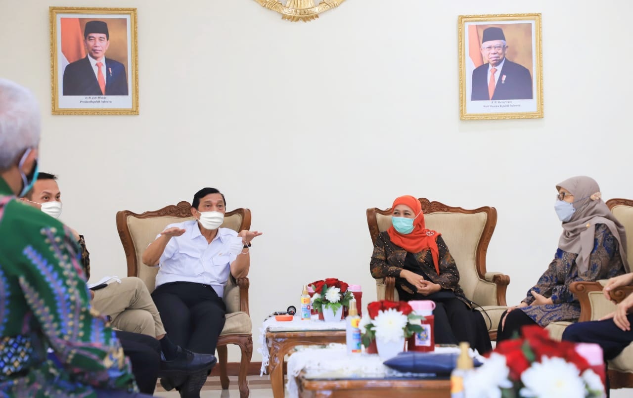 Menteri Koordinator Bidang Kemaritiman dan Investasi Luhut Binsar Pandjaitan  bersama Gubernur Jatim Khofifah membahas pengembangan vaksin merah putih