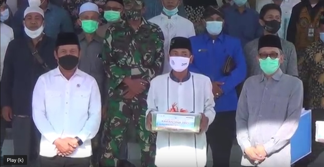 Menteri KKP Sakti Wahyu Trenggono bersama Wakil Ketua Komisi IV DPR Hasan Aminuddin menyerahkan bantuan ikan sehat bermutu  di Pondok Pesantren HATI, Kabupaten Probolinggo. (metroTV)