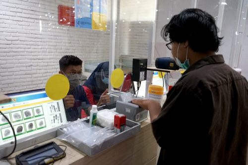 Seorang warga sedang melakukan perekaman baru Kartu Tanda Penduduk (KTP) elektronik di Mal Pelayanan Publik Siola, Kota Surabaya/ Antara  