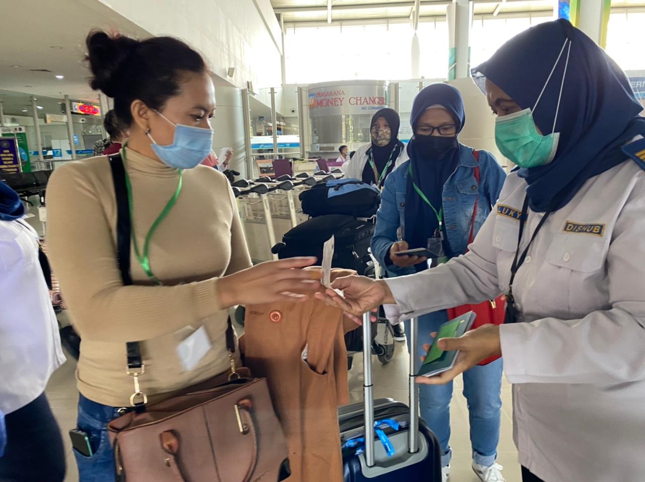 Petugas Dishub Jatim saat mendata para pekerja migran yang tiba di Bandara Juanda , Selasa 4 April 2021 (Foto / Reno Reksa / Metro TV)