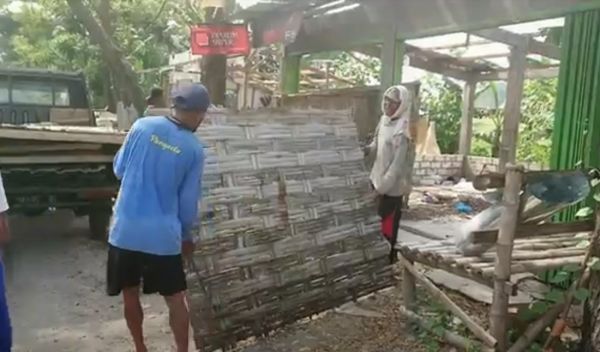 Ajang Maksiat, Puluhan Warkop Karaoke di Lamongan Dibongkar Warga