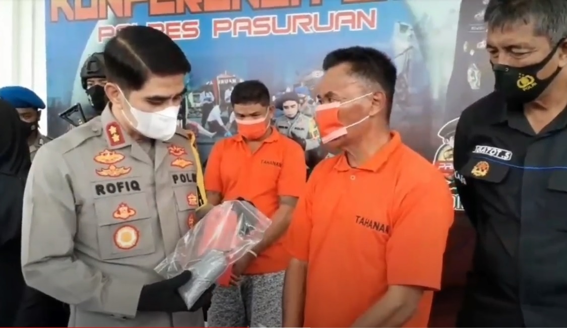 Kapolres Pasuruan, AKBP Rofiq Ripto Himawan mengintrogasi tersangka penjual bubuk petasan. (metrotv)